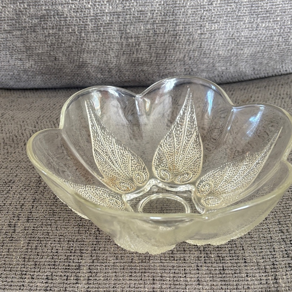 Elegant Clear Glass Bowl with Leaf Design